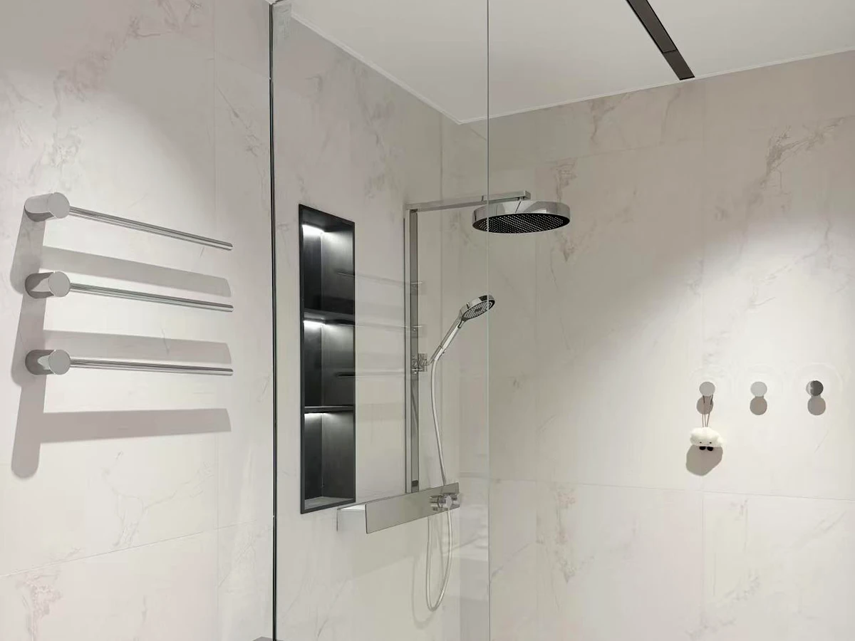 Matching towel rings are installed alongside the two washbasins, with a consistent finish and mounting arrangement. This configuration offers a practical reference for projects requiring repeated accessory specifications across double-vanity bathrooms.